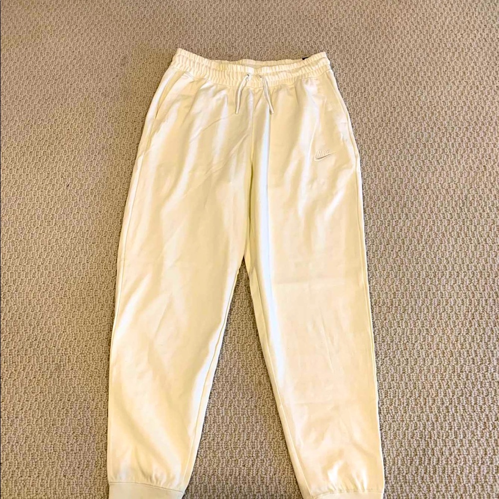NEW w/ Tags) 
Nike Women’s Joggers Cream⚪️
Size Medium